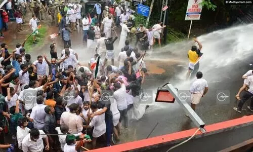 മൂഫിയയുടെ മരണം: കോണ്‍ഗ്രസ് മാര്‍ച്ചിന് നേരെ  ജലപീരങ്കിയും കണ്ണീർവാതകവും