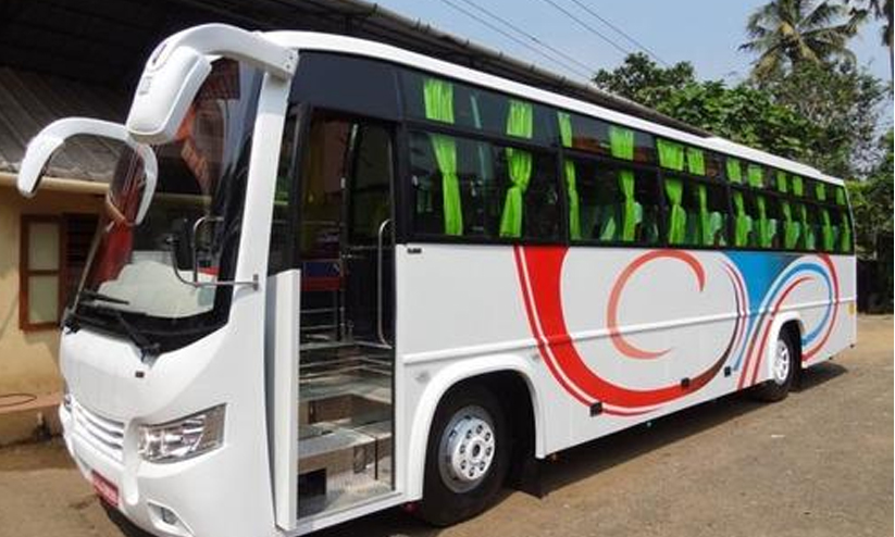 ദുരിതമൊഴിയാതെ ചുരംപാത; ടൂറിസ്റ്റ് ബസുകൾ പെരുമ്പാടിയിൽ തടഞ്ഞിട്ടത് നാലു മണിക്കൂർ ദുരിതമൊഴിയാതെ ചുരംപാത; ടൂറിസ്റ്റ് ബസുകൾ പെരുമ്പാടിയിൽ തടഞ്ഞിട്ടത് നാലു മണിക്കൂർ