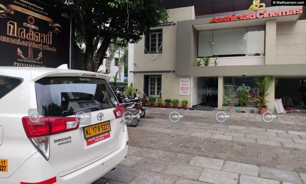 ആന്‍റണി പെരുമ്പാവൂർ, ആന്‍റോ ജോസഫ്, ലിസ്റ്റിന്‍ സ്റ്റീഫന്‍ എന്നിവരുടെ സ്​ഥാപനങ്ങളിൽ ആദായനികുതി വകുപ്പ് റെയ്​ഡ്​