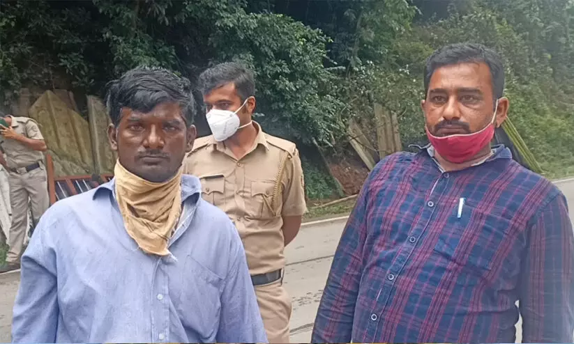 കാറിന്റെ ഡോറുകളിൽ രഹസ്യ അറയുണ്ടാക്കി കടത്തിയ 50കിലോ കഞ്ചാവുമായി രണ്ടുപേർ പിടിയിൽ കാറിന്റെ ഡോറുകളിൽ രഹസ്യ അറയുണ്ടാക്കി കടത്തിയ 50കിലോ കഞ്ചാവുമായി രണ്ടുപേർ പിടിയിൽ