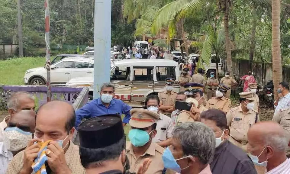 മൃതദേഹ സംസ്കാരത്തെ ചൊല്ലി കട്ടചിറയിൽ സംഘർഷം മൃതദേഹ സംസ്കാരത്തെ ചൊല്ലി കട്ടചിറയിൽ സംഘർഷം