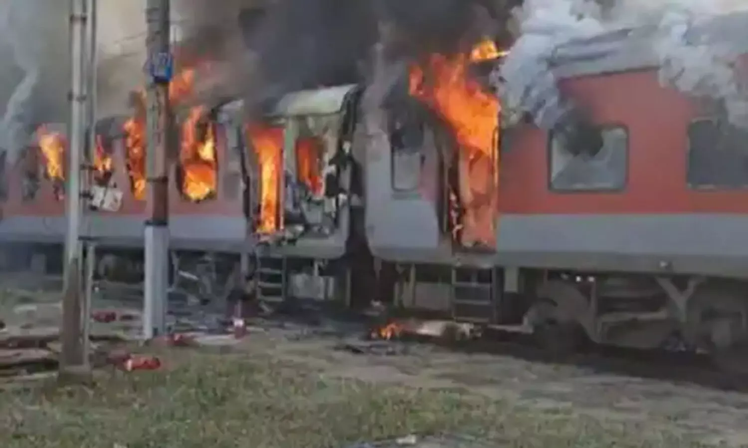 ഓടി​ക്കൊണ്ടിരുന്ന ട്രെയിനിന്​ തീപിടിച്ചു; നാല്​ ബോഗികൾ കത്തി നശിച്ചു