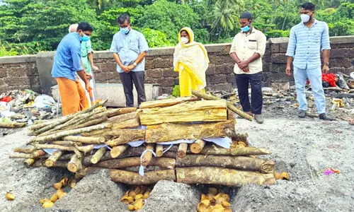 നാരായണിയമ്മക്ക്​ അന്ത്യകർമം നടത്തി സി.എച്ച് സെൻറർ