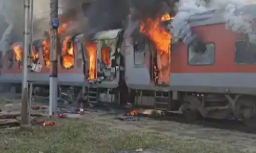 ഓടി​ക്കൊണ്ടിരുന്ന ട്രെയിനിന്​ തീപിടിച്ചു; നാല്​ ബോഗികൾ കത്തി നശിച്ചു