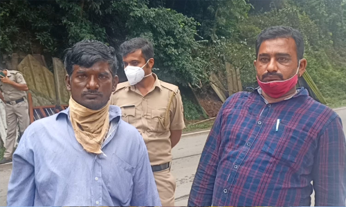 കാറിന്‍റെ ഡോറുകളിൽ രഹസ്യ അറയുണ്ടാക്കി കടത്തിയ 50കിലോ കഞ്ചാവുമായി രണ്ടുപേർ പിടിയിൽ