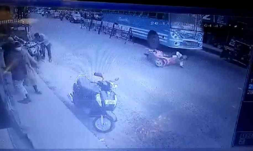 ഇതാണ് ഭാഗ്യം... ബസിൻെറ ടയറിന് മുമ്പിൽ വീണ ബൈക്ക് യാത്രക്കാരൻ അദ്ഭുതകരമായി രക്ഷപ്പെട്ടു VIDEO