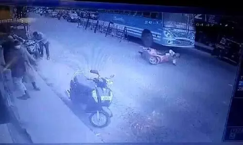 ഇതാണ് ഭാഗ്യം... ബസിൻെറ ടയറിന് മുമ്പിൽ വീണ ബൈക്ക് യാത്രക്കാരൻ അദ്ഭുതകരമായി രക്ഷപ്പെട്ടു VIDEO