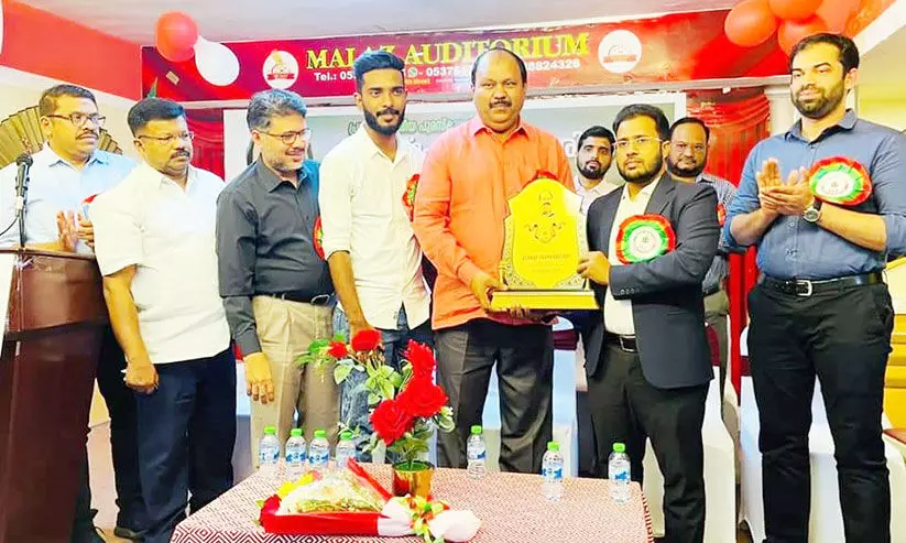 അഷ്റഫ് താമരശ്ശേരിയെ ഇന്ത്യൻ സോഷ്യൽ ഫോറം ആദരിച്ചു അഷ്റഫ് താമരശ്ശേരിയെ ഇന്ത്യൻ സോഷ്യൽ ഫോറം ആദരിച്ചു