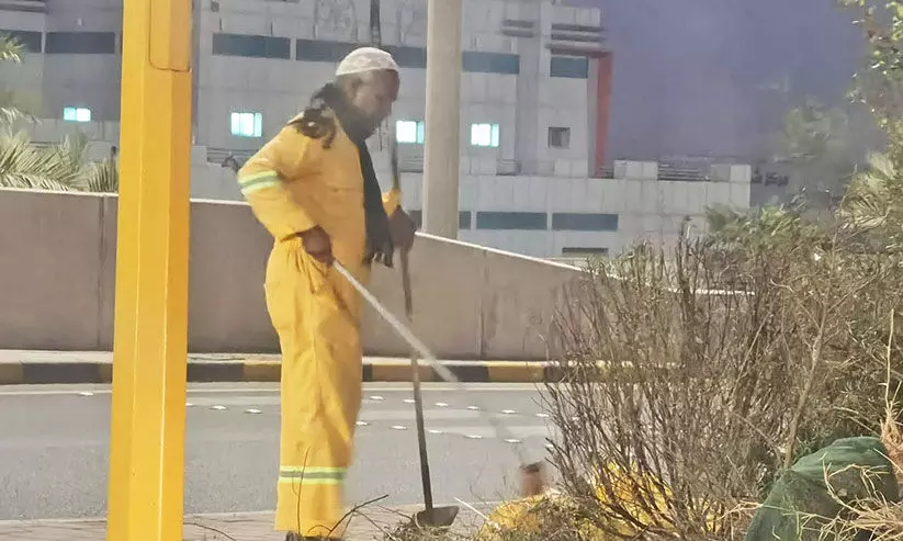 തണുപ്പ് വരുന്നു; ശുചീകരണ തൊഴിലാളികൾക്കിനി കഠിനകാലം തണുപ്പ് വരുന്നു; ശുചീകരണ തൊഴിലാളികൾക്കിനി കഠിനകാലം