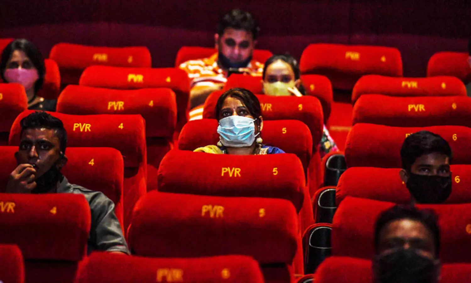 തു​റ​ന്ന​ത്​ ഗൃ​ഹാ​തു​ര​ത​യു​ടെ പ​ഴ​യ കൊ​ട്ട​ക​ക​ൾ ത​ന്നെ​യാ​ണോ? ന​മ്മു​ടെ തി​യ​റ്റ​റു​ക​ൾ​ക്കും സി​നി​മ​ക​ൾ​ക്കും എ​ന്തു സം​ഭ​വി​ച്ചു? -​വി​ശ​ക​ല​നം.