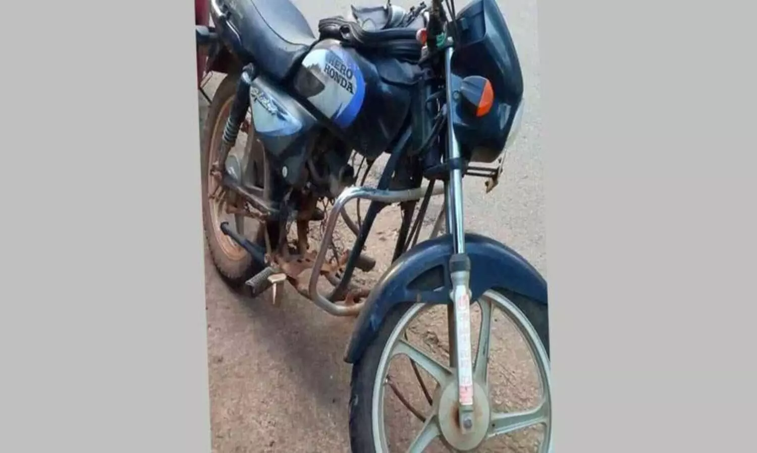 എൻജിൻ ഊരികൊണ്ടുപോയ ബൈക്ക് ഉപേക്ഷിച്ച നിലയിൽ