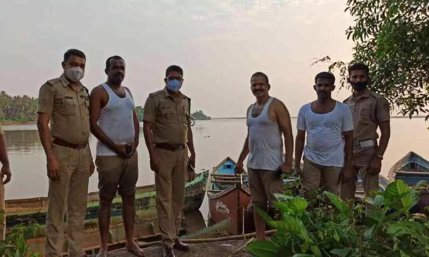 കുമ്പള, ഷിറിയ പുഴകളിൽ അനധികൃത മണൽ വാരൽ; അഞ്ച് തോണികൾ കസ്റ്റഡിയിലെടുത്തു