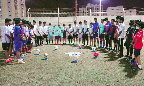 മ​റ​ഡോ​ണ​യെ അ​നു​സ്​​മ​രി​ച്ച്​ വി​ദ്യാ​ർ​ഥി​ക​ൾ