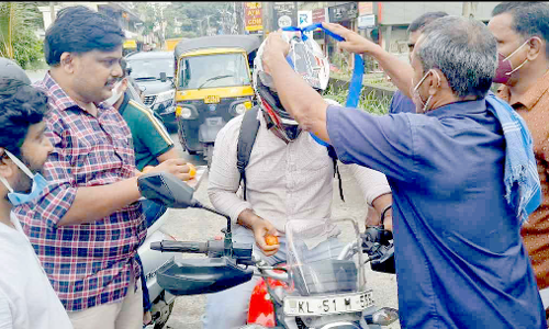 Tomato gift; Kakkanad separate protest