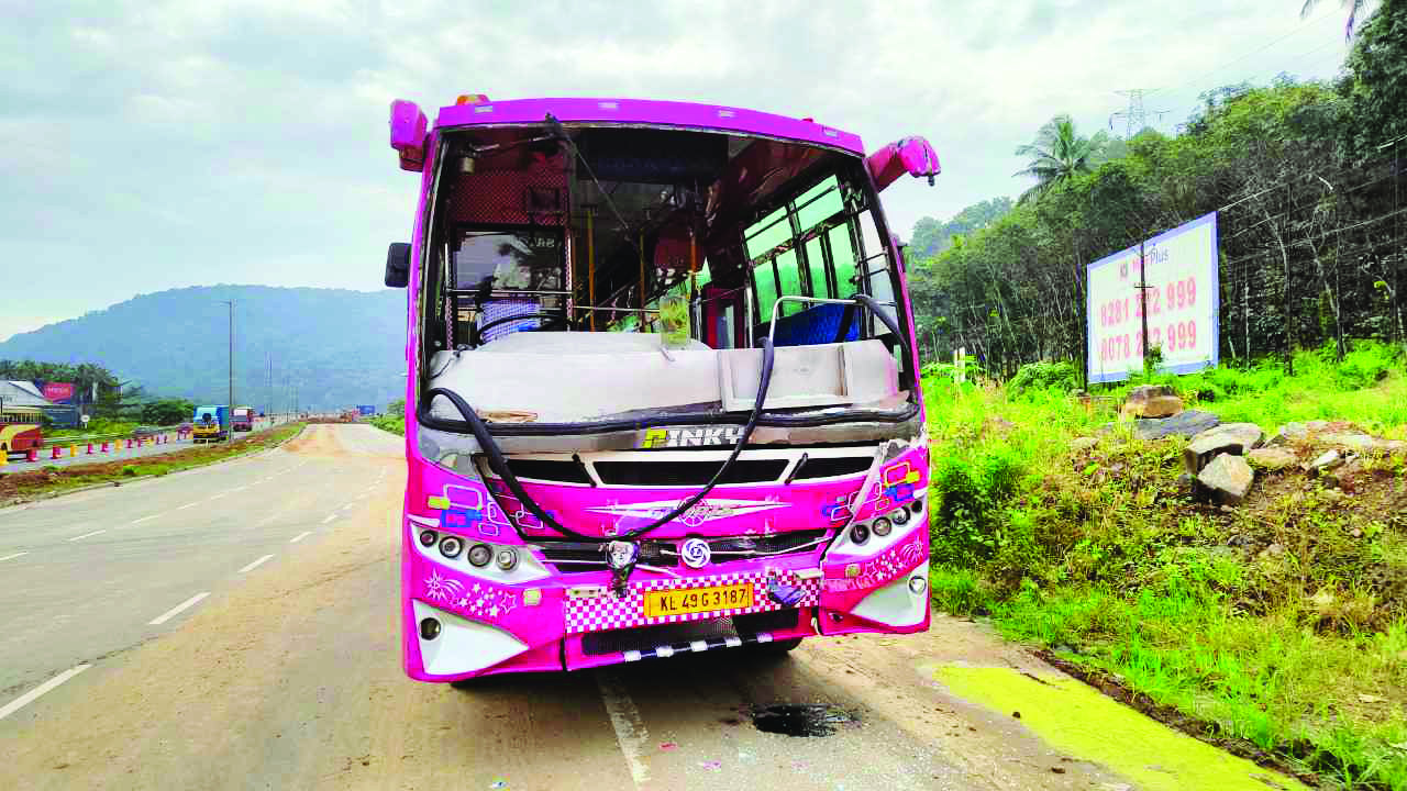 കു​തി​രാ​ൻ തു​ര​ങ്ക​ത്തി​ന് സ​മീ​പം വാ​ഹ​നാ​പ​ക​ട ഘോ​ഷ​യാ​ത്ര; നാ​ല് വാ​ഹ​ന​ങ്ങ​ൾ കൂ​ട്ടി​യി​ടി​ച്ചു