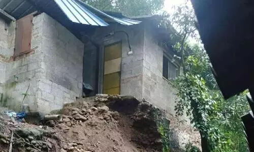 മഴയിൽ കുതിർന്ന വീടിന്‍റെ ഒരു ഭാഗം ഇടിഞ്ഞുവീണു; വീട്ടുകാർ അത്ഭുതകരമായി രക്ഷപ്പെട്ടു