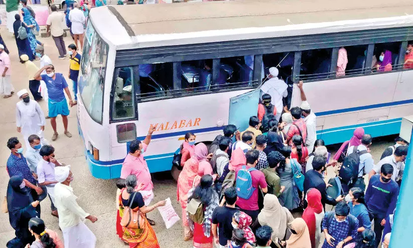 യാത്രക്കാരെ വലച്ച് മഞ്ചേരിയിൽ ബസ് പണിമുടക്ക് യാത്രക്കാരെ വലച്ച് മഞ്ചേരിയിൽ ബസ് പണിമുടക്ക്
