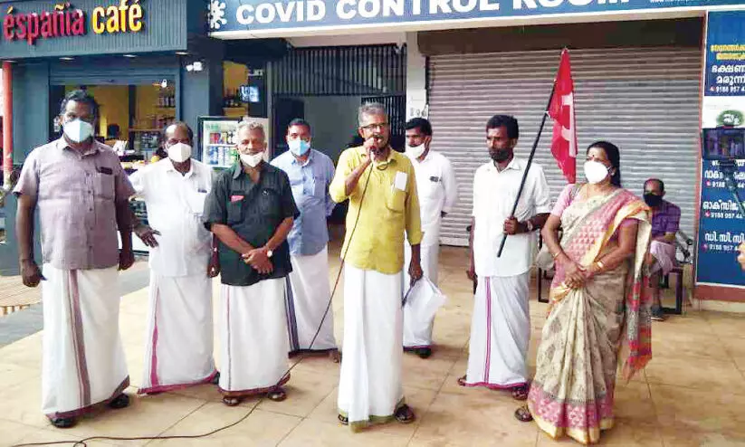 മണൽ തോണി പിടിച്ചെടുത്ത സംഭവം; മെംബർക്കെതിരെ മാവൂർ ഗ്രാമപഞ്ചായത്തിൽ പ്രമേയം