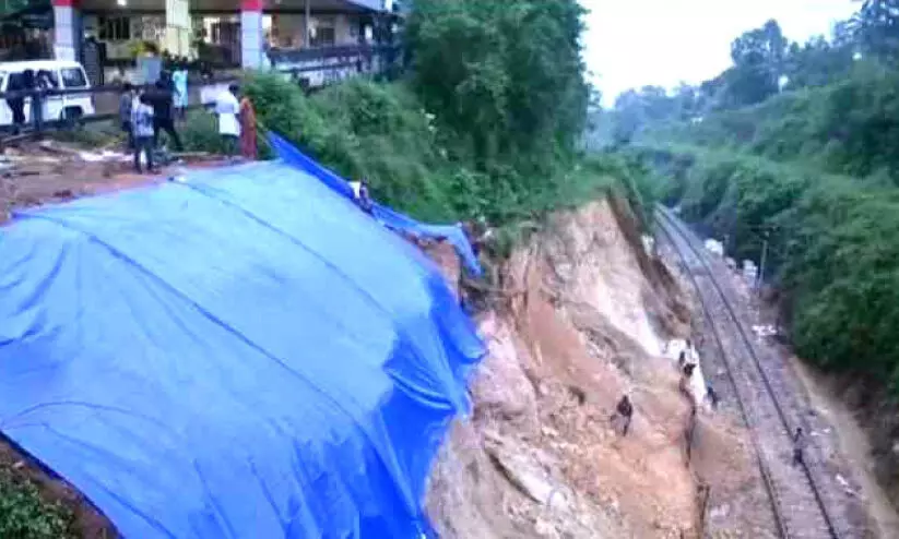 പാ​റ​ശ്ശാ​ല റെയി​ൽ​േവ ട്രാക്കിനോട്​ ചേർന്ന്​ വീണ്ടും മണ്ണിറെയി​ൽ​േവ ട്രാക്കിനോട്​ ചേർന്ന്​ വീണ്ടും മണ്ണിടിച്ചില്‍