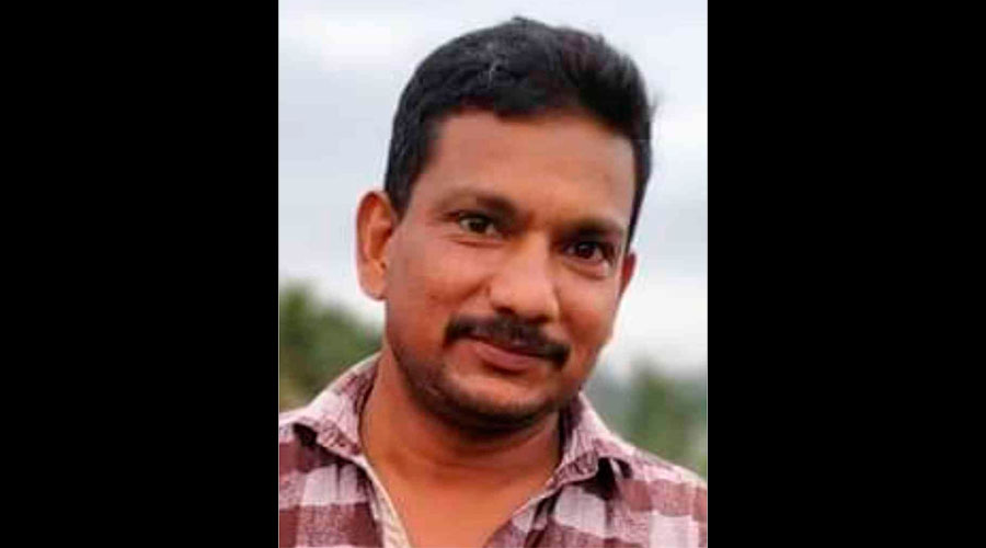 ദീപാലങ്കാരത്തിനിടെ ടെറസിൽ നിന്ന് വീണ് ഇലക്ട്രീഷ്യൻ മരിച്ചു ദീപാലങ്കാരത്തിനിടെ ടെറസിൽ നിന്ന് വീണ് ഇലക്ട്രീഷ്യൻ മരിച്ചു