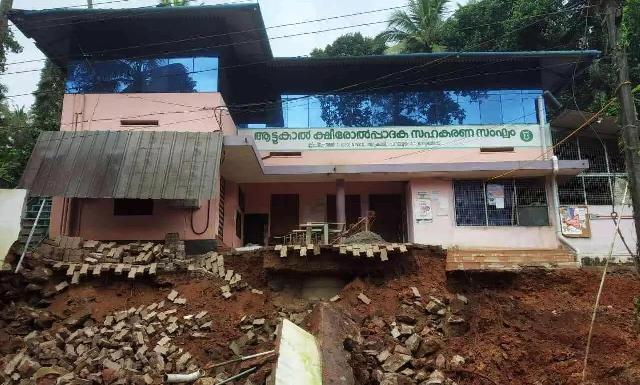 റോഡ് പണിക്കായി എസ്‌കവറ്റർ കൊണ്ട് ചുറ്റുമതിലിന്‍റെ അടിവാരം തോണ്ടി ക്ഷീര സംഘം മന്ദിരം തകർന്നു