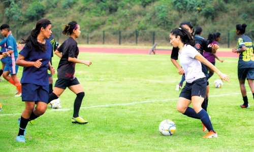 പെൺ പോരിശയുടെ പന്തുരുളുന്നു..