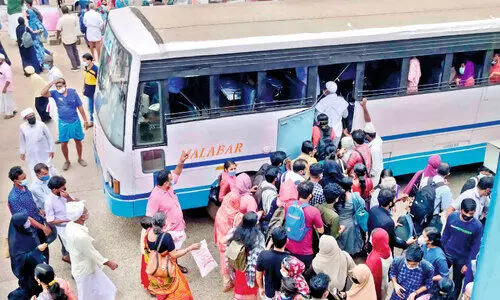 യാത്രക്കാരെ വലച്ച് മഞ്ചേരിയിൽ ബസ്​ പണിമുടക്ക്