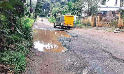 വ​കു​പ്പു​ക​ൾ ത​മ്മി​ലെ അ​ഭി​പ്രാ​യ ഭി​ന്ന​ത: ജ​ല അ​തോ​റി​റ്റി വെ​ട്ടി​പ്പൊ​ളി​ച്ച പാ​ത ഇ​പ്പോ​ഴും ത​ക​ർ​ന്നു​ത​ന്നെ