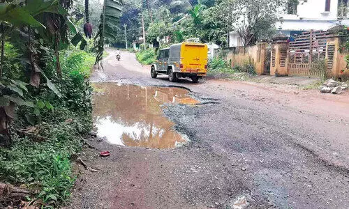 വ​കു​പ്പു​ക​ൾ ത​മ്മി​ലെ അ​ഭി​പ്രാ​യ ഭി​ന്ന​ത: ജ​ല അ​തോ​റി​റ്റി വെ​ട്ടി​പ്പൊ​ളി​ച്ച പാ​ത ഇ​പ്പോ​ഴും ത​ക​ർ​ന്നു​ത​ന്നെ