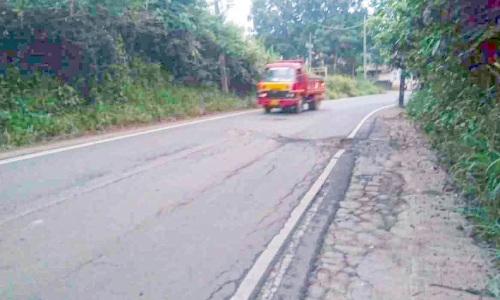 ഇ​രി​ക്കൂ​ർ-കണ്ണൂർ റോഡ് പൊട്ടിപ്പൊളിഞ്ഞു;​  അധികാരികൾ കണ്ണുതുറക്കാത്തതിൽ പ്രതിഷേധം
