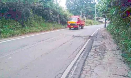 ഇ​രി​ക്കൂ​ർ-കണ്ണൂർ റോഡ് പൊട്ടിപ്പൊളിഞ്ഞു;​  അധികാരികൾ കണ്ണുതുറക്കാത്തതിൽ പ്രതിഷേധം