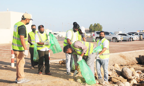 സൂർ കെ.എം.സി.സി ബീച്ച് ശുചീകരിച്ചു സൂർ കെ.എം.സി.സി ബീച്ച് ശുചീകരിച്ചു