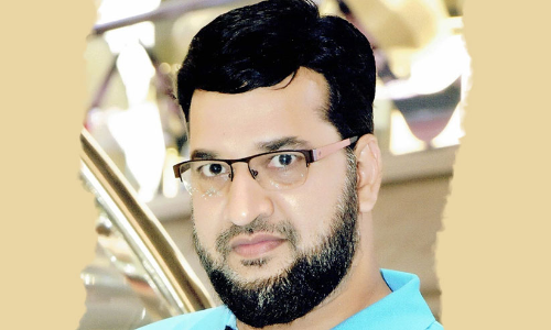 മ​രു​ഭൂ​മി​യി​ൽ മാ​ലാ​ഖ​യെ​പ്പോ​ലെ അ​യാ​ൾ...