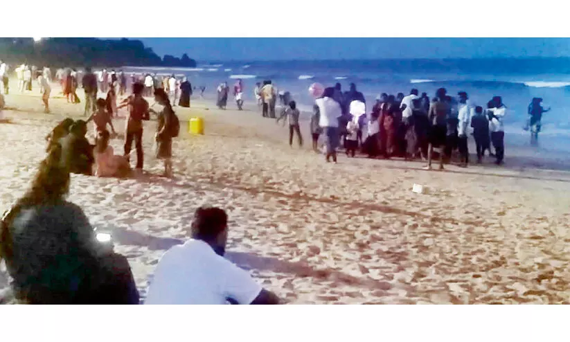 തീരങ്ങളിൽ തിരക്കേറി; തീരെയില്ല സുരക്ഷ തീരങ്ങളിൽ തിരക്കേറി; തീരെയില്ല സുരക്ഷ