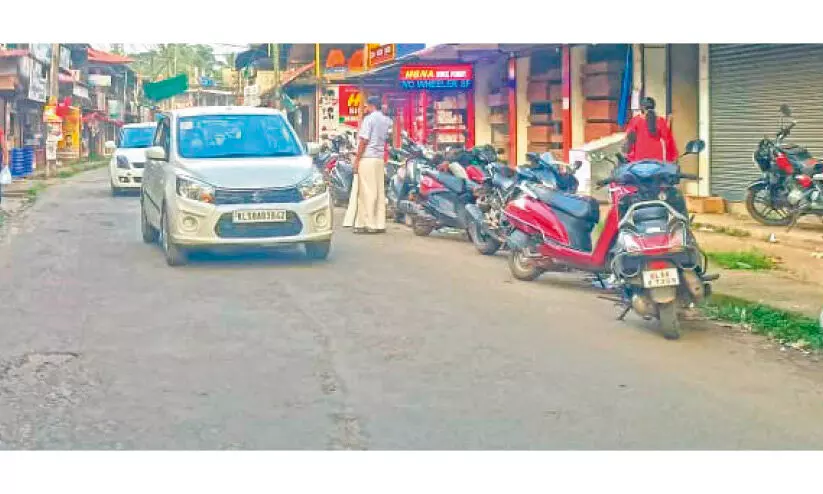 ഗതാഗതക്കുരുക്കിൽ കടവത്തൂർ; ട്രാഫിക് നിയമങ്ങൾക്ക് പുല്ലുവിലപോലും കൽപിക്കുന്നില്ലെന്ന് പരാതി ഗതാഗതക്കുരുക്കിൽ കടവത്തൂർ; ട്രാഫിക് നിയമങ്ങൾക്ക് പുല്ലുവിലപോലും കൽപിക്കുന്നില്ലെന്ന് പരാതി