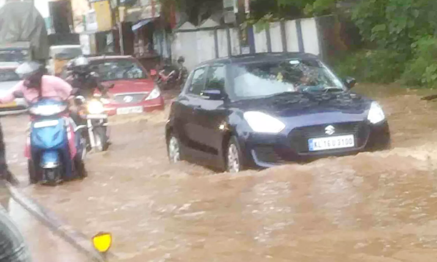 ദേശീയപാതയിലെ വെള്ളക്കെട്ട്; ചാത്തന്നൂരിൽ ജനം ദുരിതത്തിൽ