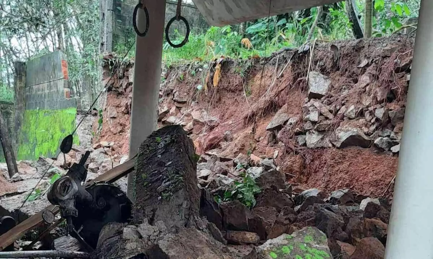 മഞ്ഞമലയിൽ മതിൽ ഇടിഞ്ഞ് വാഹനങ്ങളും വീടും തകർന്നു.