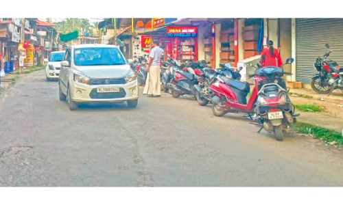 ഗതാഗതക്കുരുക്കിൽ കടവത്തൂർ; ട്രാ​ഫി​ക് നി​യ​മ​ങ്ങ​ൾ​ക്ക് പു​ല്ലു​വി​ല​പോ​ലും ക​ൽ​പി​ക്കു​ന്നി​ല്ലെ​ന്ന്​ പ​രാ​തി