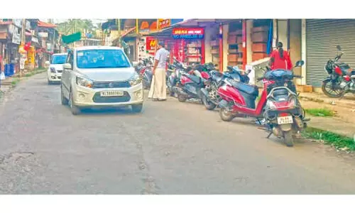 ഗതാഗതക്കുരുക്കിൽ കടവത്തൂർ; ട്രാ​ഫി​ക് നി​യ​മ​ങ്ങ​ൾ​ക്ക് പു​ല്ലു​വി​ല​പോ​ലും ക​ൽ​പി​ക്കു​ന്നി​ല്ലെ​ന്ന്​ പ​രാ​തി