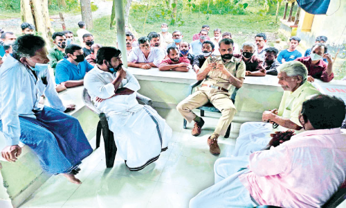 കാട്ടാന ഭീഷണി: വനം ക്വാർട്ടേഴ്സിൽ നാട്ടുകാരുടെ പ്രതിഷേധം, ജനരോഷം പടർന്ന്