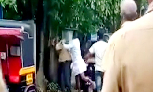 യാ​ത്രാ​ക്കൂ​ലി​യെ​ച്ചൊ​ല്ലി​ ത​ര്‍ക്കം; ഓ​ട്ടോ ഡ്രൈ​വ​ര്‍ക്ക് ക്രൂ​ര​മ​ര്‍ദ​നം