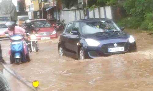 ദേശീയപാതയിലെ വെള്ളക്കെട്ട്; ചാത്തന്നൂരിൽ ജനം ദുരിതത്തിൽ