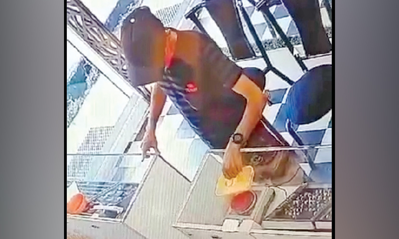 കൊടുവള്ളിയിൽ ആഭരണം വാങ്ങാനെത്തിയ യുവാവ് സ്വര്ണം കവര്ന്നു കൊടുവള്ളിയിൽ ആഭരണം വാങ്ങാനെത്തിയ യുവാവ് സ്വര്ണം കവര്ന്നു