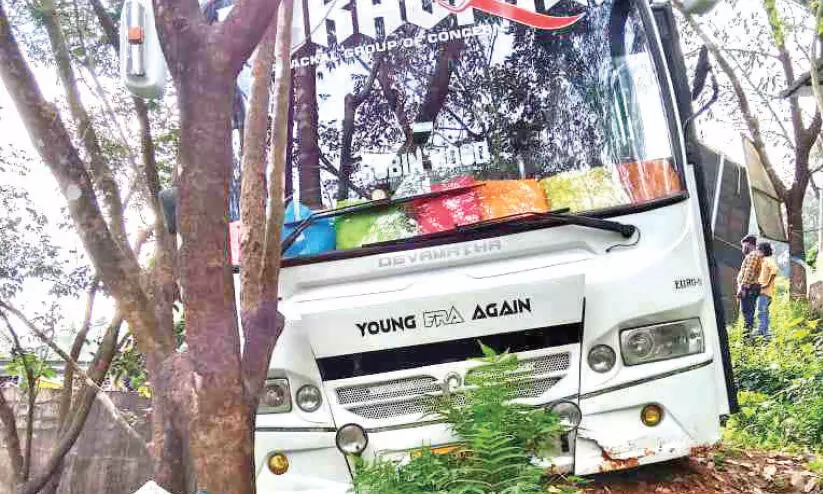 വിവാഹ ബസ് അപകടത്തിൽ​െപട്ടു;   ഒഴിവായത് വൻ ദുരന്തം