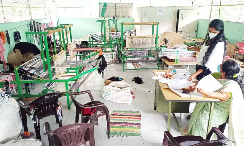 ആര്യങ്കാവിലെ സ്വയംസംരംഭകരായ വനിതകൾ കടക്കെണിയിലേക്ക്