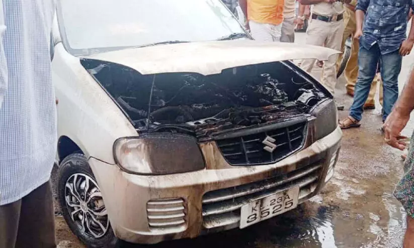 ച​വ​റ ഗ്രാ​മ​പ​ഞ്ചാ​യ​ത്ത് ഓ​ഫി​സി​ന്​ മു​ന്നി​ൽ കാറിന് തീപിടിച്ചു