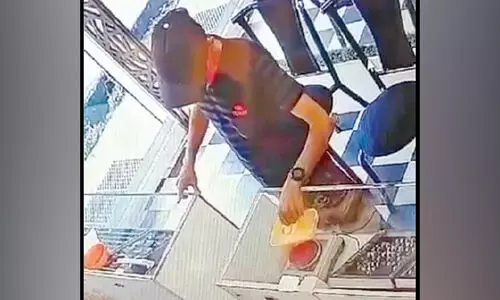 കൊ​ടു​വ​ള്ളിയിൽ ആഭരണം വാങ്ങാനെത്തിയ യുവാവ് സ്വര്‍ണം കവര്‍ന്നു