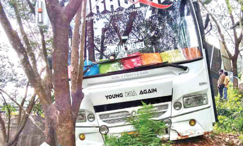 വിവാഹ ബസ് അപകടത്തിൽെപട്ടു; ഒഴിവായത് വൻ ദുരന്തം വിവാഹ ബസ് അപകടത്തിൽെപട്ടു; ഒഴിവായത് വൻ ദുരന്തം