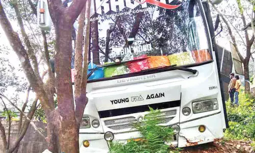 വിവാഹ ബസ് അപകടത്തിൽ​െപട്ടു;   ഒഴിവായത് വൻ ദുരന്തം