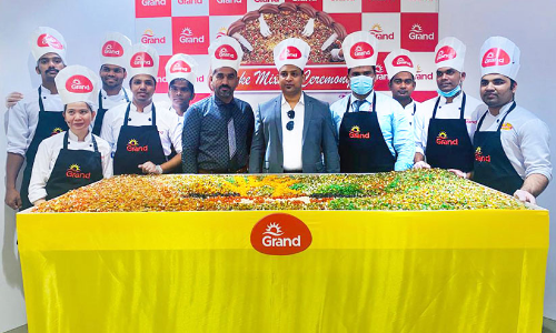 ഗ്രാ​ൻ​ഡ് ഹൈ​പ​ർ​മാ​ർ​ക്ക​റ്റി​ൽ കേ​ക്ക് മി​ക്സി​ങ്